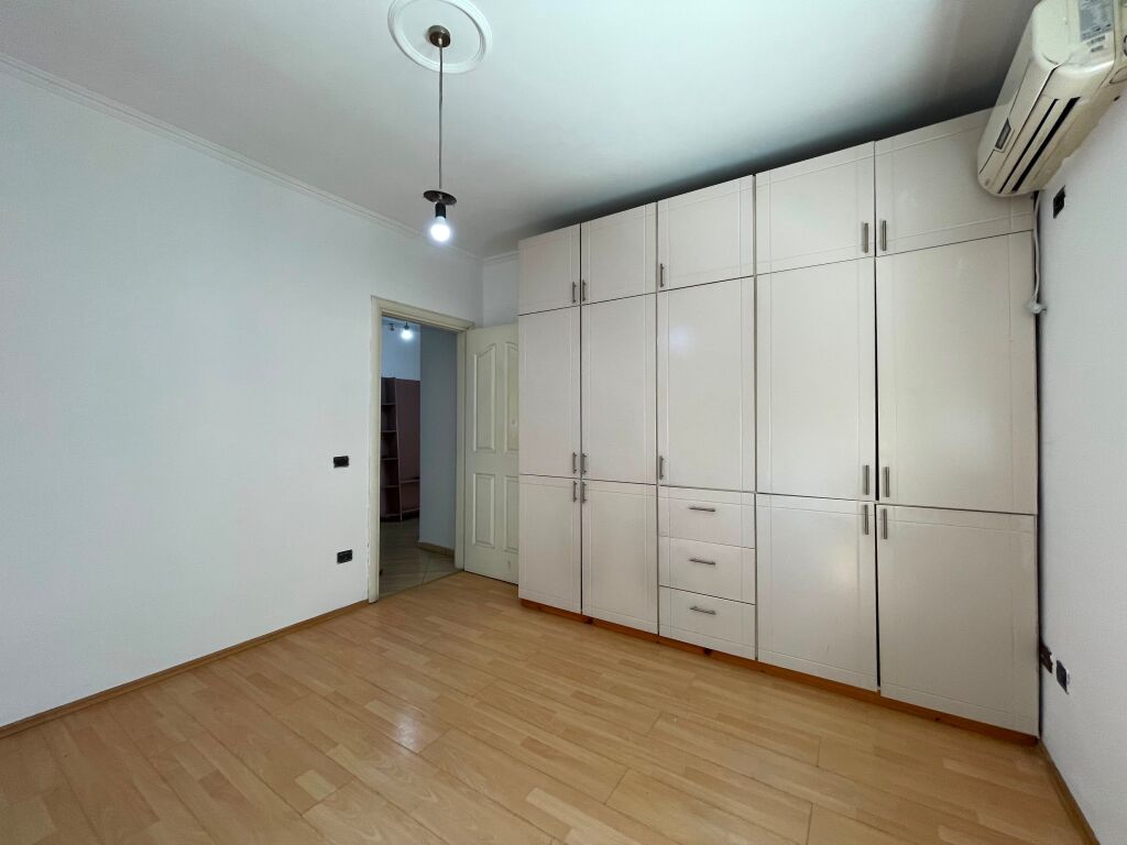Apartament 2+1 per qira prane Gjimnazit Ismail Qemali tek Bulevardi Zhan Dark.