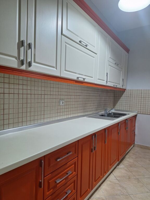 🏡 Apartament 1+1 me qera (jepet dhe per biznes)  📍Kodra e Diellit, Rruga Shkëlqim Fusha  🏢 Kati 2 (banim)  🛗 Me ashensor  📐 Siperfaqe neto: 110m2  ☀️ Me ballkon  💰 Çmimi: 43.000 Lekë/Muaj