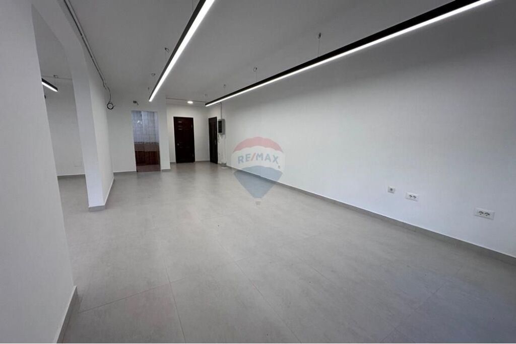 Commercial Space For Rent !