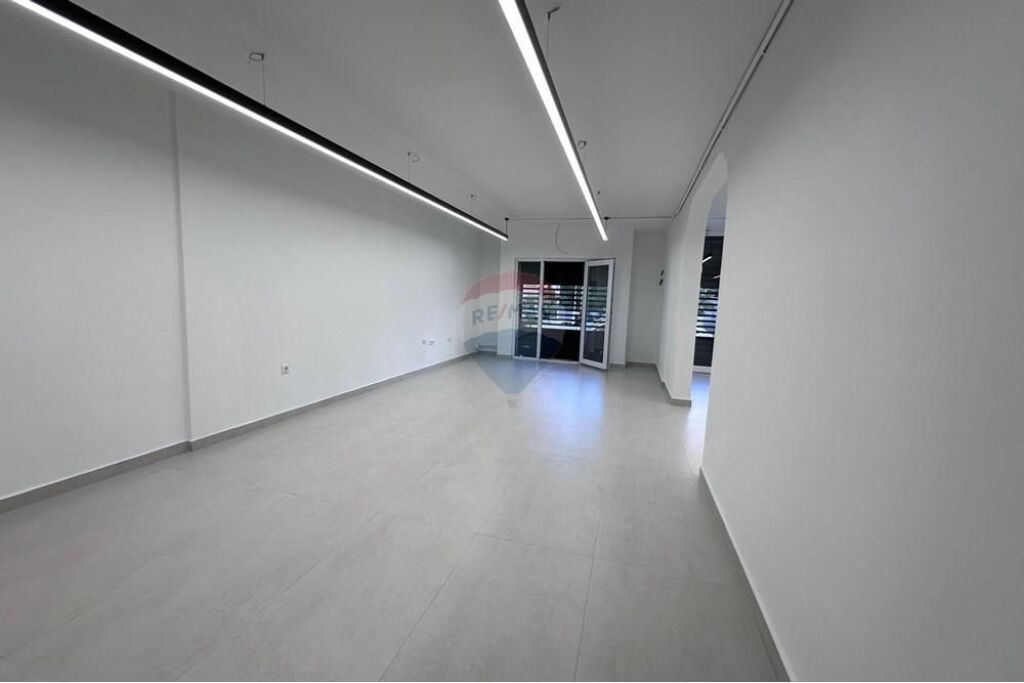 Commercial Space For Rent !