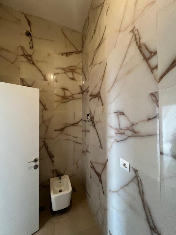 UFFICIO IN AFFITTO 106M2 VIA DELLE BARRICATE 120.000 LEKE FH-85730