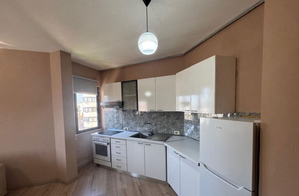 Apartament 1+1 me qera tek Stacioni i Trenit (50.000 Leke)