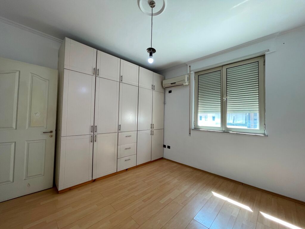 Apartament 2+1 per qira prane Gjimnazit Ismail Qemali tek Bulevardi Zhan Dark.