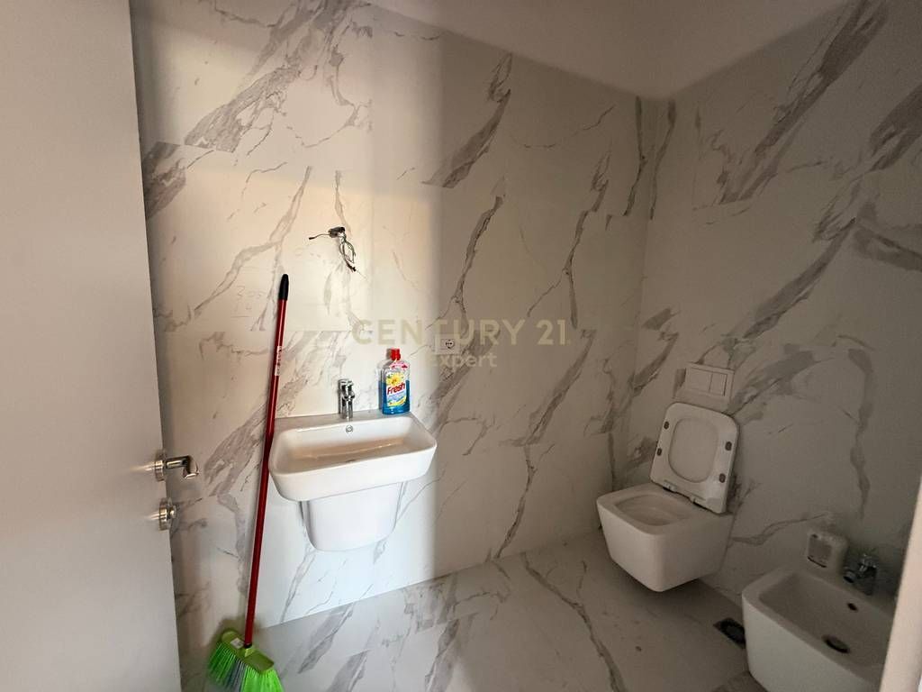 Appartamento adatto per uffici 📍 Via Barrikadave! 750 € /Mese 70.000 Lek /Mese