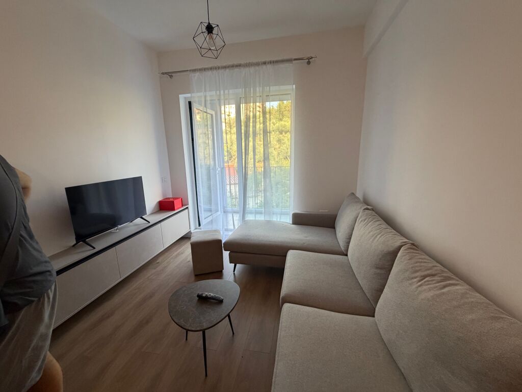 Affitto appartamento 1+1  Alla residenza Oxa a Fresk  Prezzo 37000 leke al mese  3° piano palazzo con ascensore