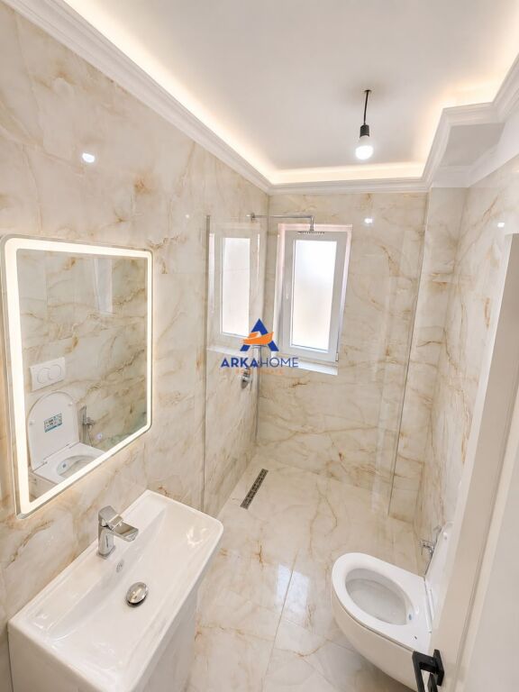 SHITET APARTAMENT 1+1+BALLKON "SHKOLLA E KUQE, PAZARI I RI" 16000000 LEKE