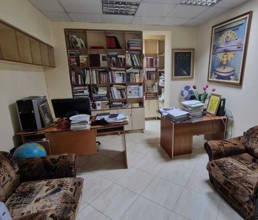 Jepet zyre me qira tek Rruga Fortuzi , prane Ministrise se Drejtesise , Bulevardi Zogu i Pare .