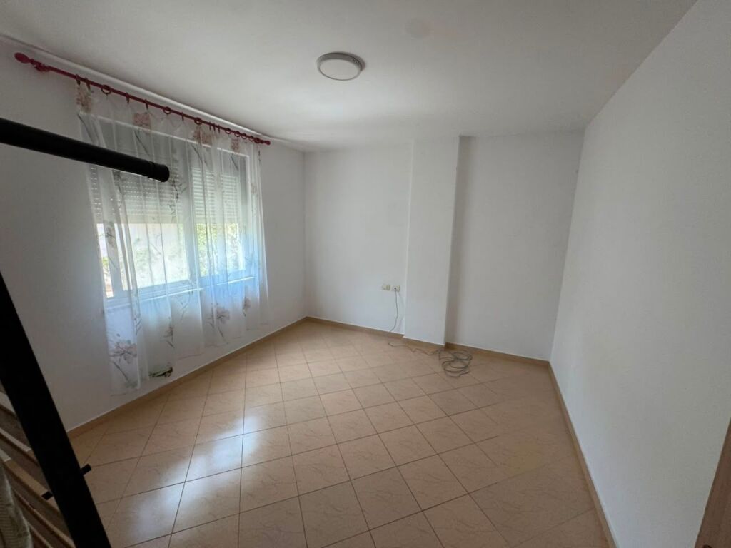 🏡 Apartment 2+1+2 + Parking Space for Sale 📍 Dry Lake💶 Price: 200,000 € (negotiable)