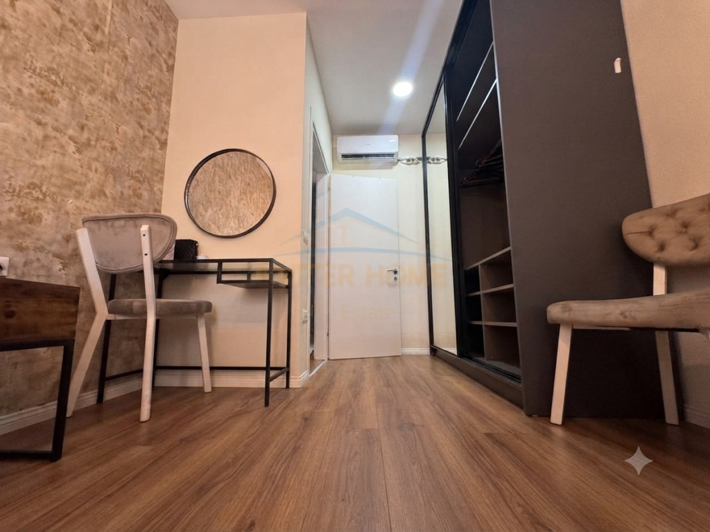 Shitet, Apartament 1+1+Post Parkimi, Rruga e Barrikadave, Tirane