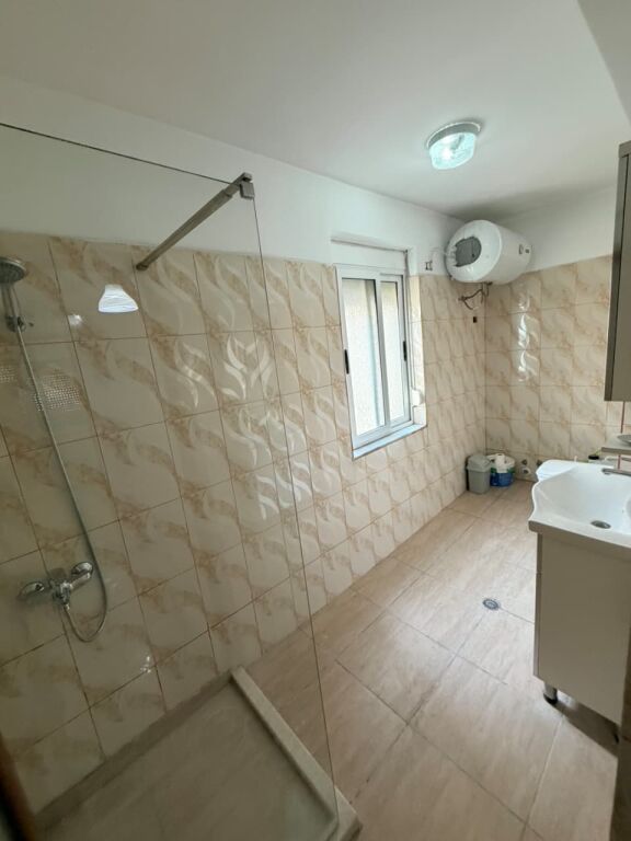 Shitet apartament 2+1+Kuzhine e Vecuar tek Hotel Diplomati , Selite , Pallati me Shigjeta , Kompleksi Delijorgji , Blloku i Vilave Selite .