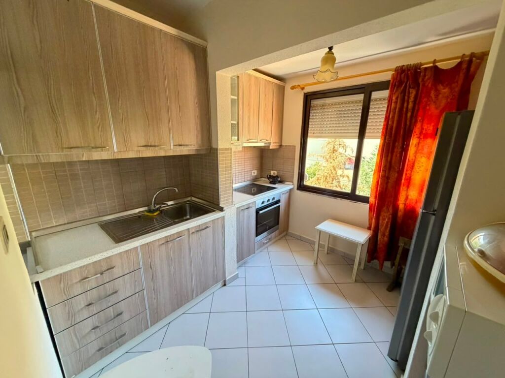🏡 Jepet me qira apartament 1+1  📍 Medreseja, Rruga e Dibrës💶Cmimi 450 euro    