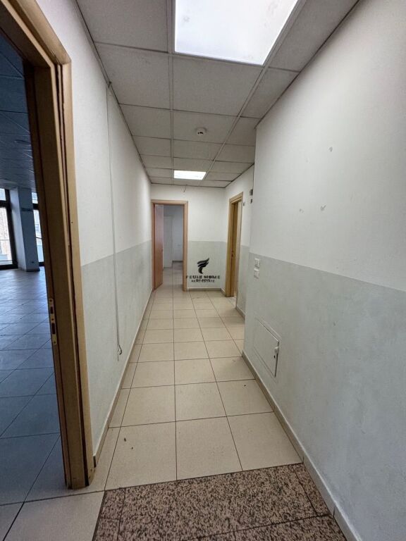 UFFICIO IN AFFITTO 200 M2 BLLOK 300.000 LEKE FH-85995