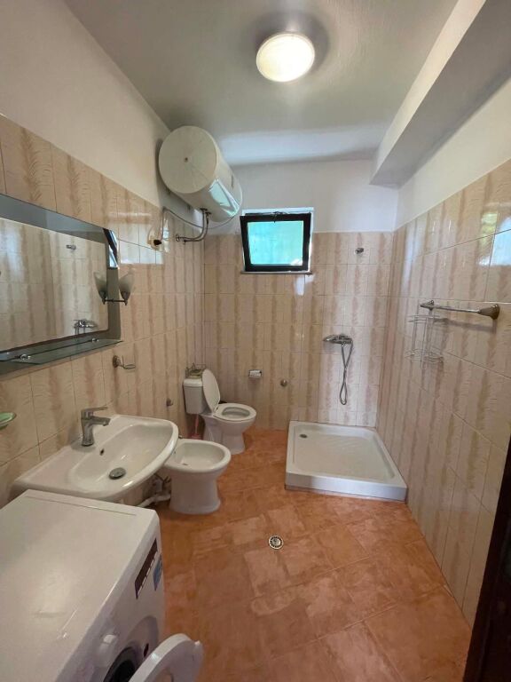 jepet me qera apartament 1+1+ parkim 40000 leke ne muaj te 5 maji