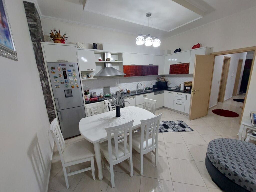 SHITET APARTAMENT 2+2+2 PORTI DURRES 240000 EURO