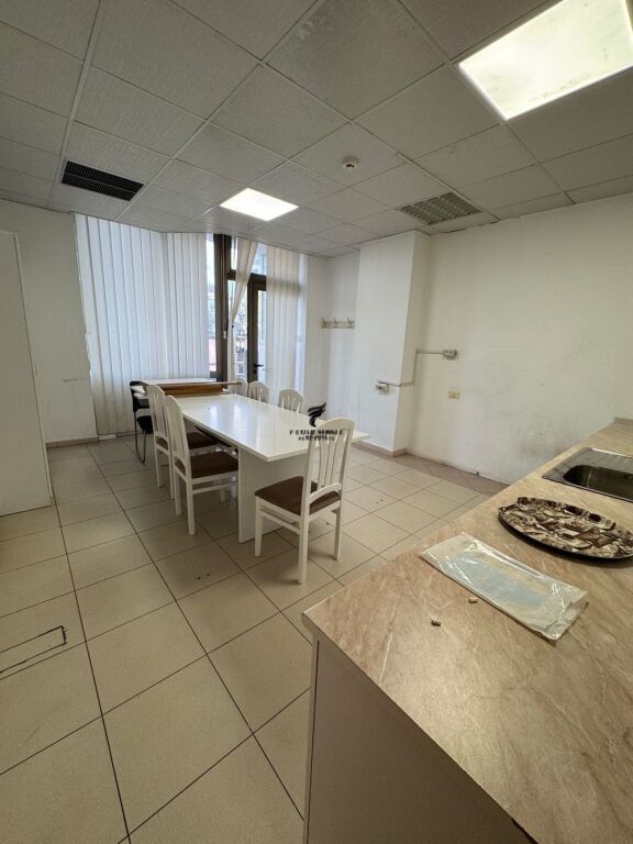 UFFICIO IN AFFITTO 200 M2 BLLOK 300.000 LEKE FH-85995