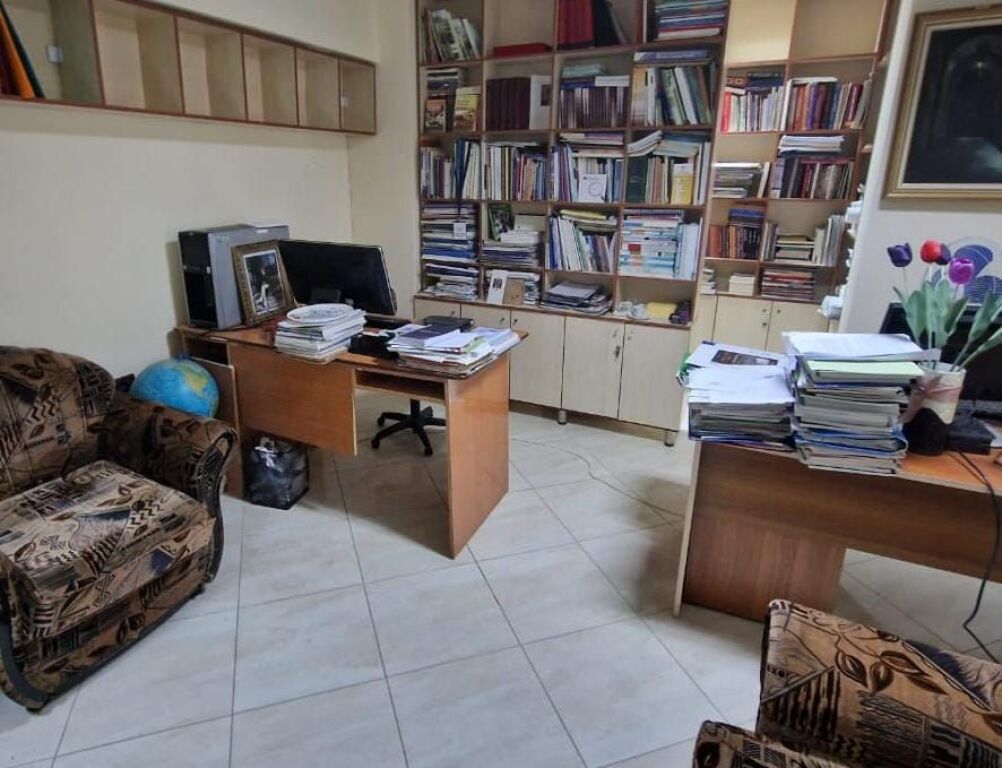 Jepet zyre me qira tek Rruga Fortuzi , prane Ministrise se Drejtesise , Bulevardi Zogu i Pare .
