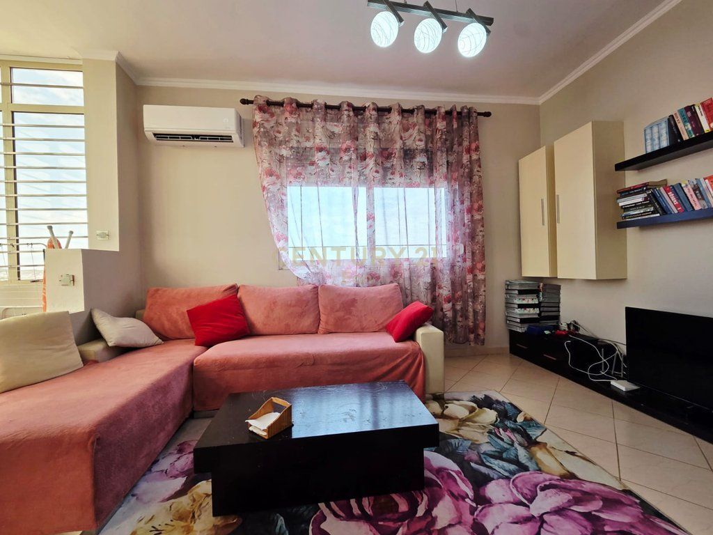 SHITET APARTAMENT 1+1 ME PAMJE DETI TEK HYRJA E DURRESIT !