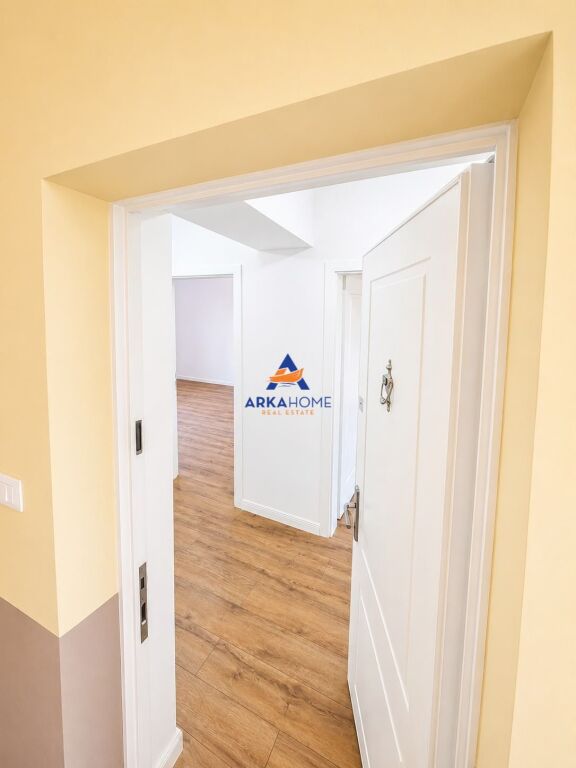 SHITET APARTAMENT 1+1+BALLKON "SHKOLLA E KUQE, PAZARI I RI" 16000000 LEKE