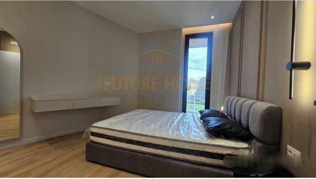 Disponojmë Apartament 1+1, për Shitje.   Informacion mbi Apartamentin: •Kati 7 •Sipërfaqe Bruto: 77 m2 •Sipërfaqe Neto: 65 m2  Organizimi i Brendshëm: •Ambient Ndenje dhe Ambient Gatimi •1  Dhomë Gjumi •1 Tualet  •1 Ballkon  Cilësime të tjera: • Me ashensor  Për një vizitë në pronë, na kontaktoni!