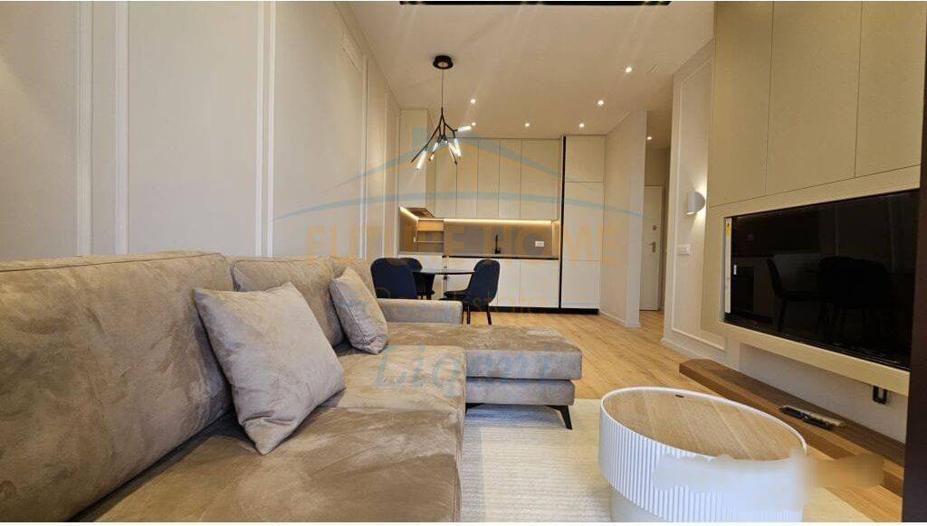 Disponojmë Apartament 1+1, për Shitje.   Informacion mbi Apartamentin: •Kati 7 •Sipërfaqe Bruto: 77 m2 •Sipërfaqe Neto: 65 m2  Organizimi i Brendshëm: •Ambient Ndenje dhe Ambient Gatimi •1  Dhomë Gjumi •1 Tualet  •1 Ballkon  Cilësime të tjera: • Me ashensor  Për një vizitë në pronë, na kontaktoni!
