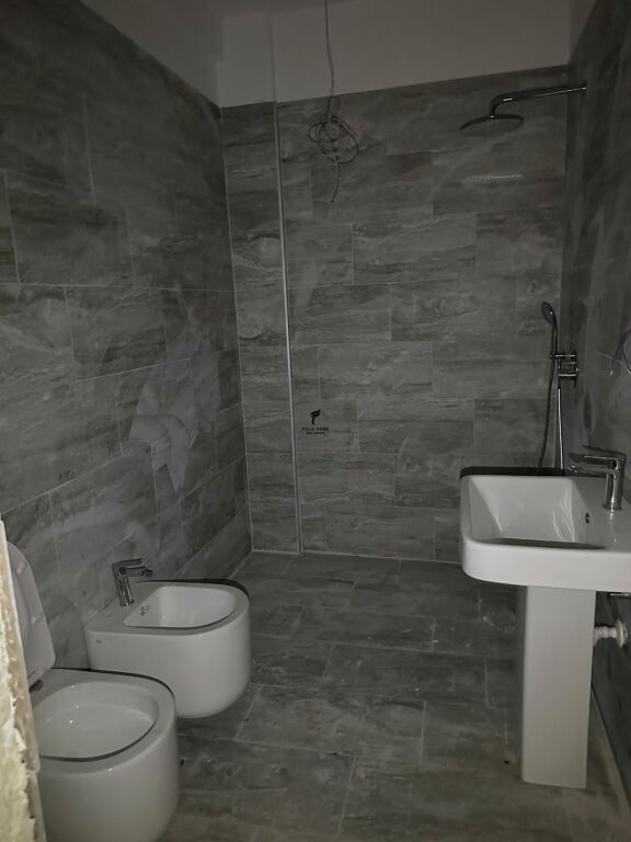 ZYRE ME QERA 110 M2 KOMUNA E PARISIT 100.000 LEKE FH-85919