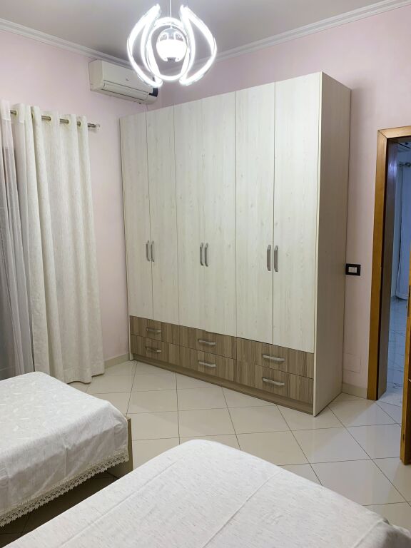 Ingresso 2+1 in Affitto, in via "Pal Hasi", vicino alla zona "5 Maj" e alla via "Siri Kodra".