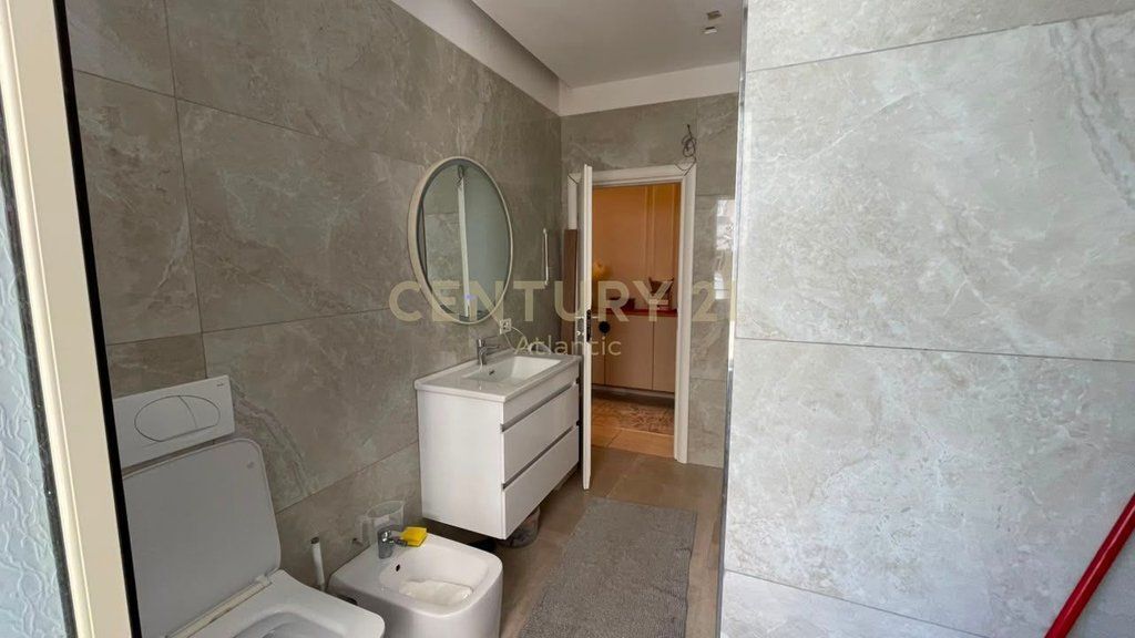 Shitet Apartament 2+1+2 me Verandë në Plazh Durrës– Vetëm pak hapa larg detit!