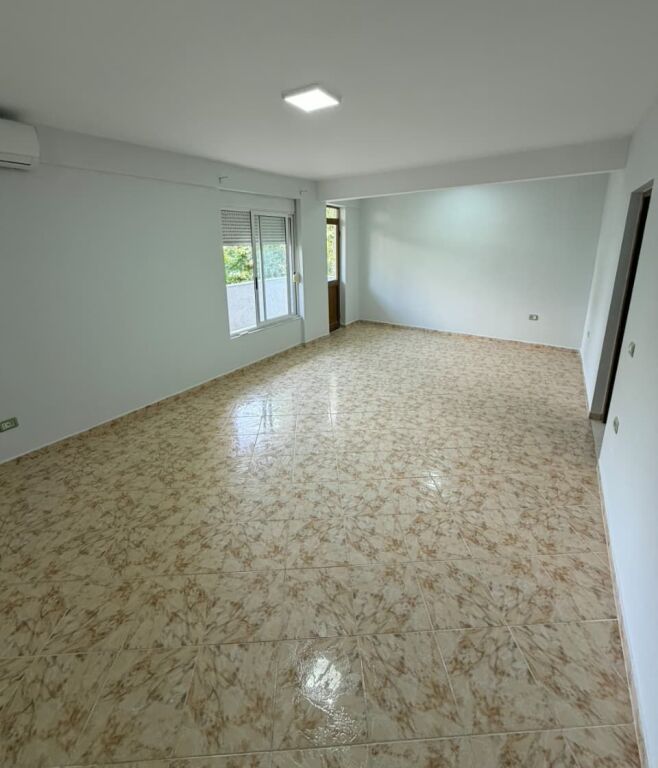Shitet apartament 2+1+Kuzhine e Vecuar tek Hotel Diplomati , Selite , Pallati me Shigjeta , Kompleksi Delijorgji , Blloku i Vilave Selite .