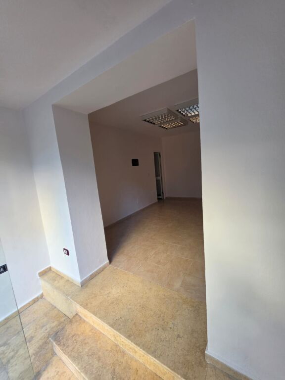 Jepet me qira dyqan në Myslym Shyri, Tiranë  ID: 5260