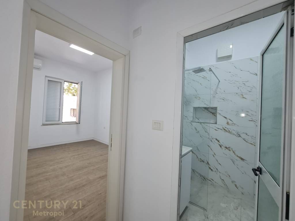 Jepet me Qira Ambient për Zyra ne Myslym Shyri, Qender-Tiranë!