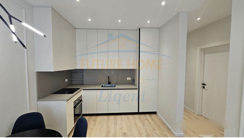 Disponojmë Apartament 1+1, për Shitje.   Informacion mbi Apartamentin: •Kati 7 •Sipërfaqe Bruto: 77 m2 •Sipërfaqe Neto: 65 m2  Organizimi i Brendshëm: •Ambient Ndenje dhe Ambient Gatimi •1  Dhomë Gjumi •1 Tualet  •1 Ballkon  Cilësime të tjera: • Me ashensor  Për një vizitë në pronë, na kontaktoni!