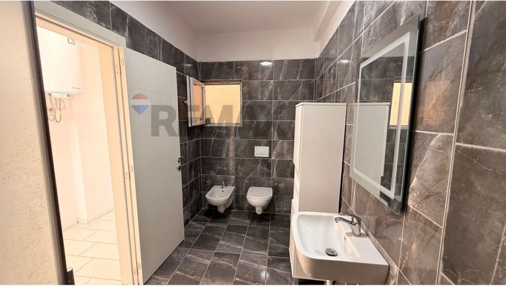 Apartament 1+1 + PARKIM  me qera ne fund te Bulevardit te Ri.