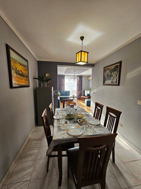 Shitet Apartament 2+1 Tek Medreseja, Rruga e Dibres 189,000 €