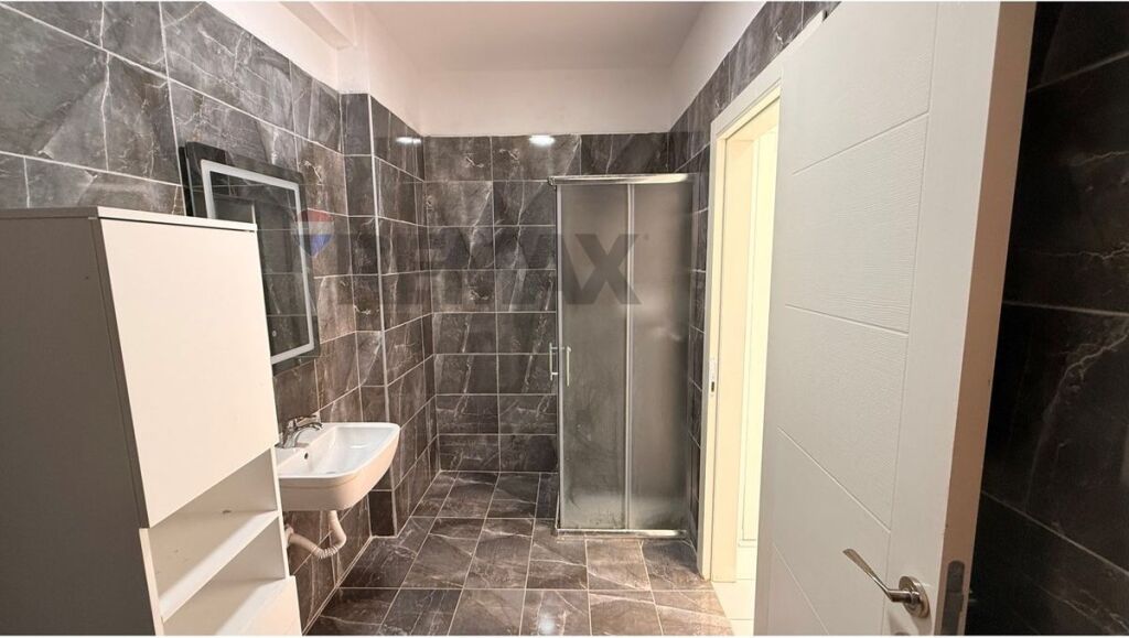 Apartament 1+1 + PARKIM  me qera ne fund te Bulevardit te Ri.