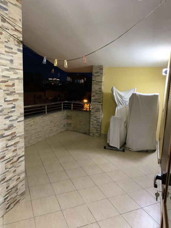 Ingresso 2+1 in Affitto, in via "Pal Hasi", vicino alla zona "5 Maj" e alla via "Siri Kodra".