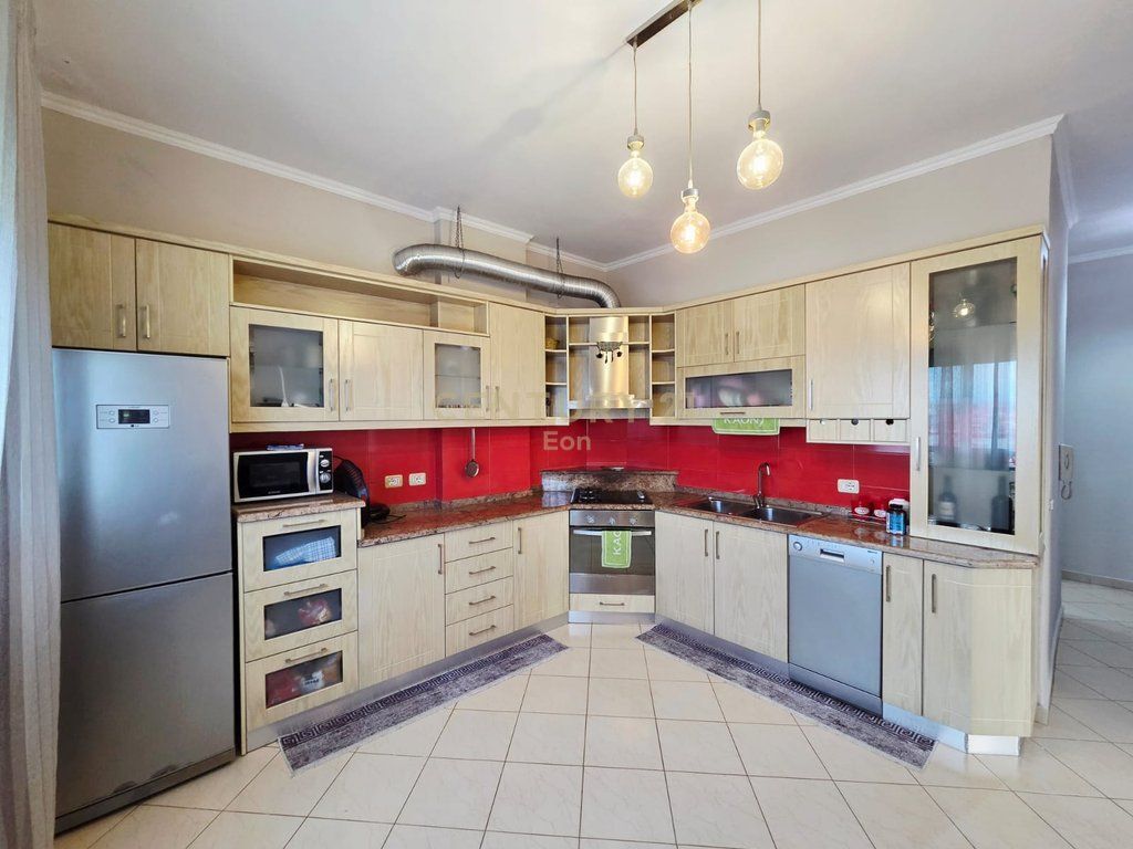 SHITET APARTAMENT 1+1 ME PAMJE DETI TEK HYRJA E DURRESIT !