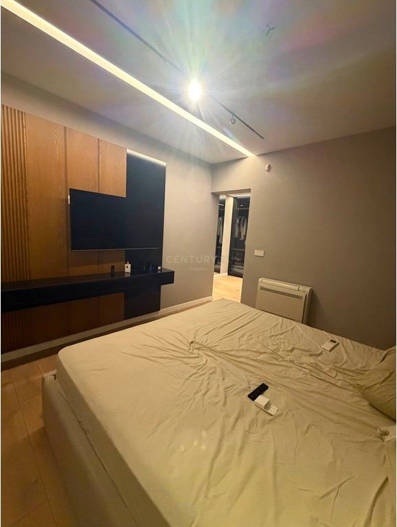 Appartamento lussuoso 2+1+2 in affitto | 7° piano | Via Fortuzi | 5 minuti dal centro di Tirana