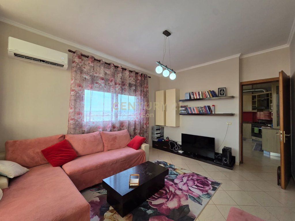 SHITET APARTAMENT 1+1 ME PAMJE DETI TEK HYRJA E DURRESIT !