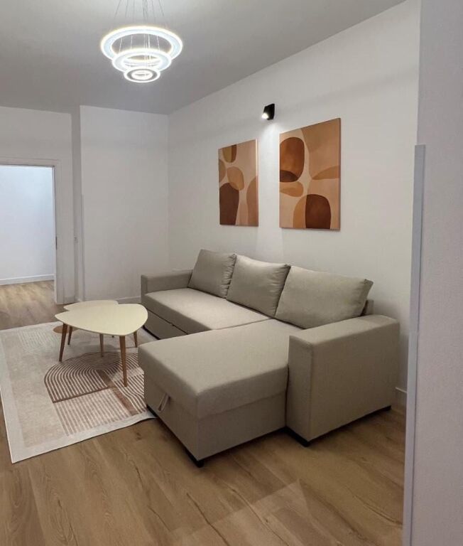 Jepet apartament 1+1 me qira tek Rruga Islam Alla , Rruga e Kavajes , Rruga Myslym Shyri .