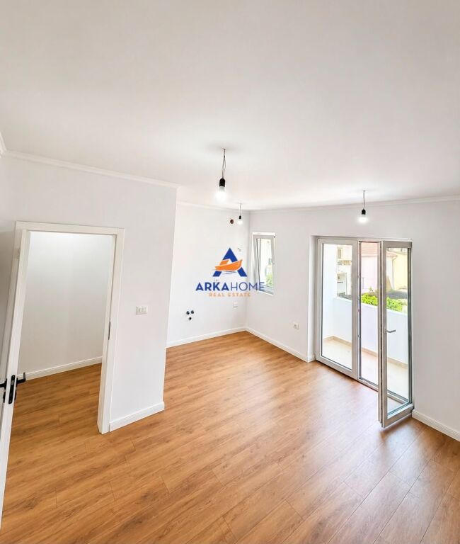 SHITET APARTAMENT 1+1+BALLKON "SHKOLLA E KUQE, PAZARI I RI" 16000000 LEKE
