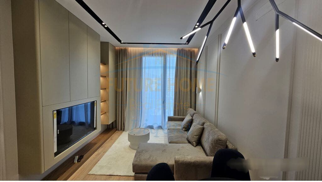 Disponojmë Apartament 1+1, për Shitje.   Informacion mbi Apartamentin: •Kati 7 •Sipërfaqe Bruto: 77 m2 •Sipërfaqe Neto: 65 m2  Organizimi i Brendshëm: •Ambient Ndenje dhe Ambient Gatimi •1  Dhomë Gjumi •1 Tualet  •1 Ballkon  Cilësime të tjera: • Me ashensor  Për një vizitë në pronë, na kontaktoni!