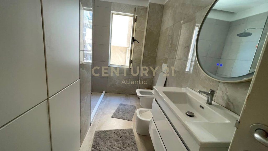 Shitet Apartament 2+1+2 me Verandë në Plazh Durrës– Vetëm pak hapa larg detit!