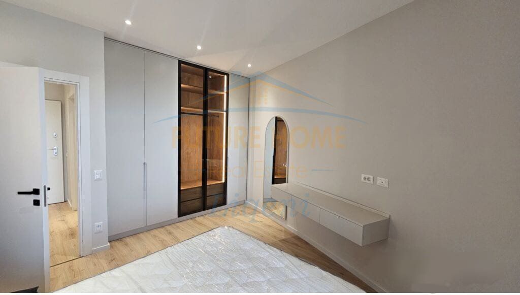 Disponojmë Apartament 1+1, për Shitje.   Informacion mbi Apartamentin: •Kati 7 •Sipërfaqe Bruto: 77 m2 •Sipërfaqe Neto: 65 m2  Organizimi i Brendshëm: •Ambient Ndenje dhe Ambient Gatimi •1  Dhomë Gjumi •1 Tualet  •1 Ballkon  Cilësime të tjera: • Me ashensor  Për një vizitë në pronë, na kontaktoni!