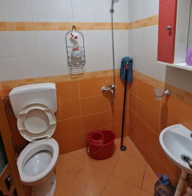 Jepet zyre me qira tek Rruga Fortuzi , prane Ministrise se Drejtesise , Bulevardi Zogu i Pare .