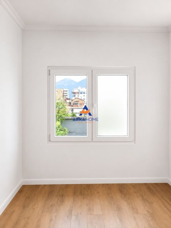 SHITET APARTAMENT 1+1+BALLKON "SHKOLLA E KUQE, PAZARI I RI" 16000000 LEKE
