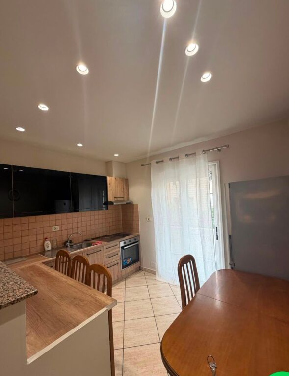 Jepet me qera apartament 1+1, përballë Square 21, pranë Furre Buke Zaimi.