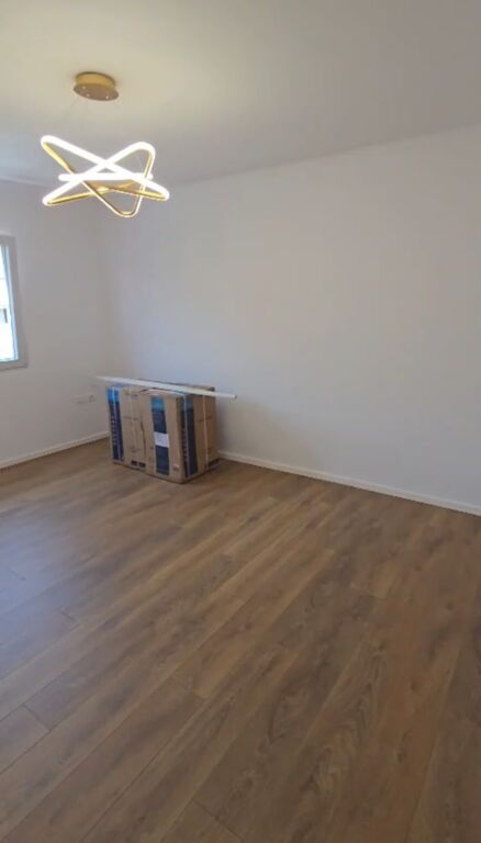 Shitet apartament 1+1