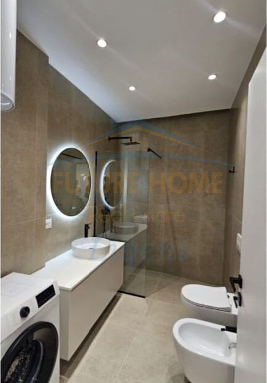 Disponojmë Apartament 1+1, për Shitje.   Informacion mbi Apartamentin: •Kati 7 •Sipërfaqe Bruto: 77 m2 •Sipërfaqe Neto: 65 m2  Organizimi i Brendshëm: •Ambient Ndenje dhe Ambient Gatimi •1  Dhomë Gjumi •1 Tualet  •1 Ballkon  Cilësime të tjera: • Me ashensor  Për një vizitë në pronë, na kontaktoni!