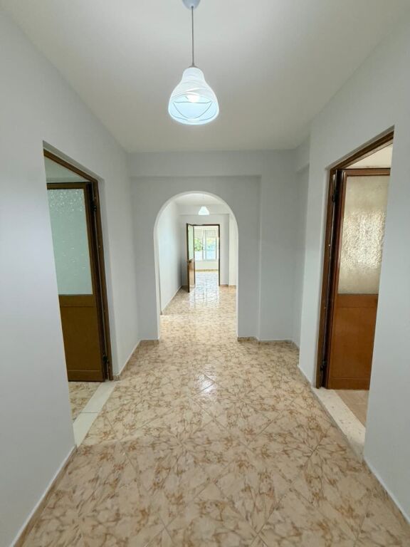 Shitet apartament 2+1+Kuzhine e Vecuar tek Hotel Diplomati , Selite , Pallati me Shigjeta , Kompleksi Delijorgji , Blloku i Vilave Selite .
