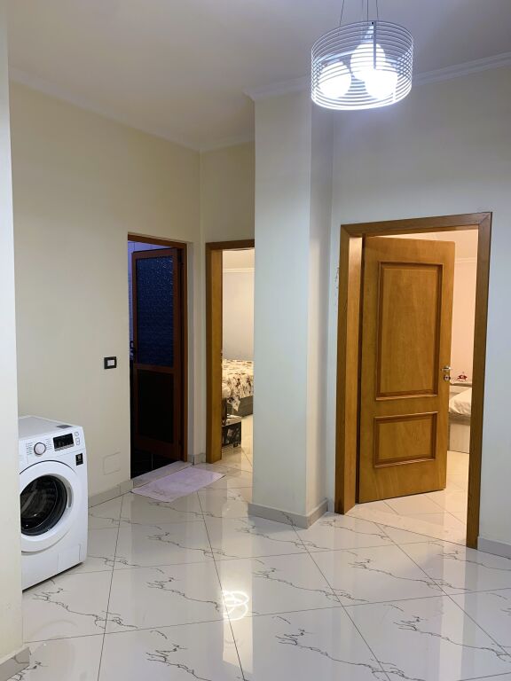 Ingresso 2+1 in Affitto, in via "Pal Hasi", vicino alla zona "5 Maj" e alla via "Siri Kodra".